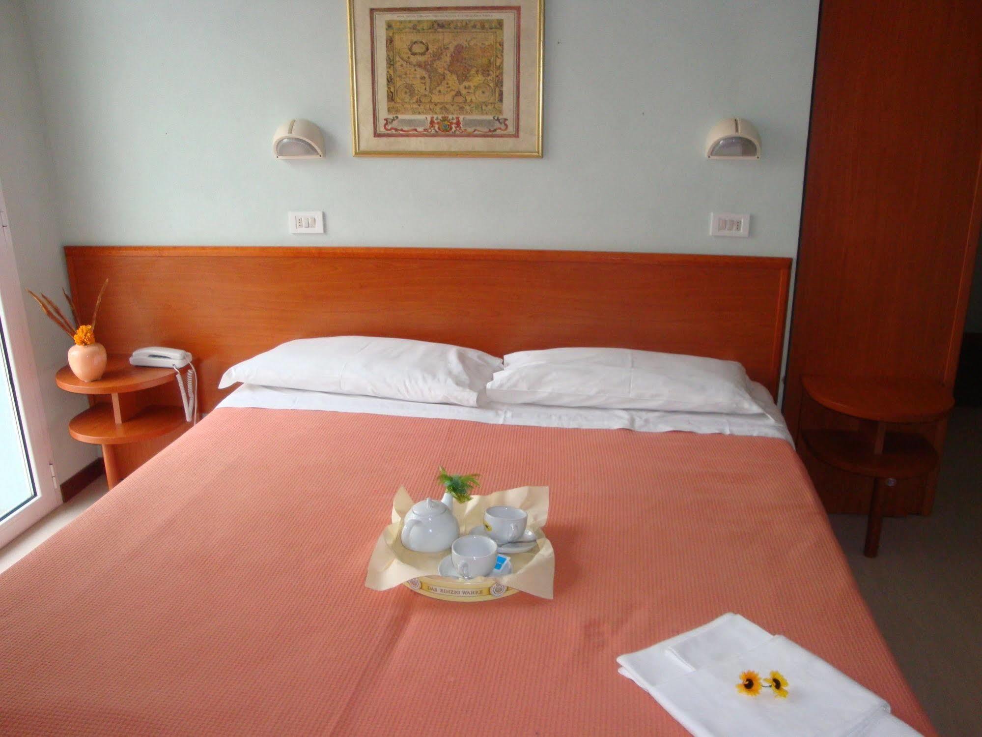 Hotel Blue Moon Rimini Extérieur photo